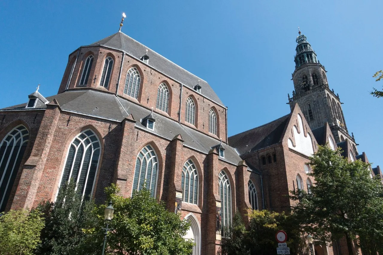 De Martinikerk in Groningen met de Martinitoren.