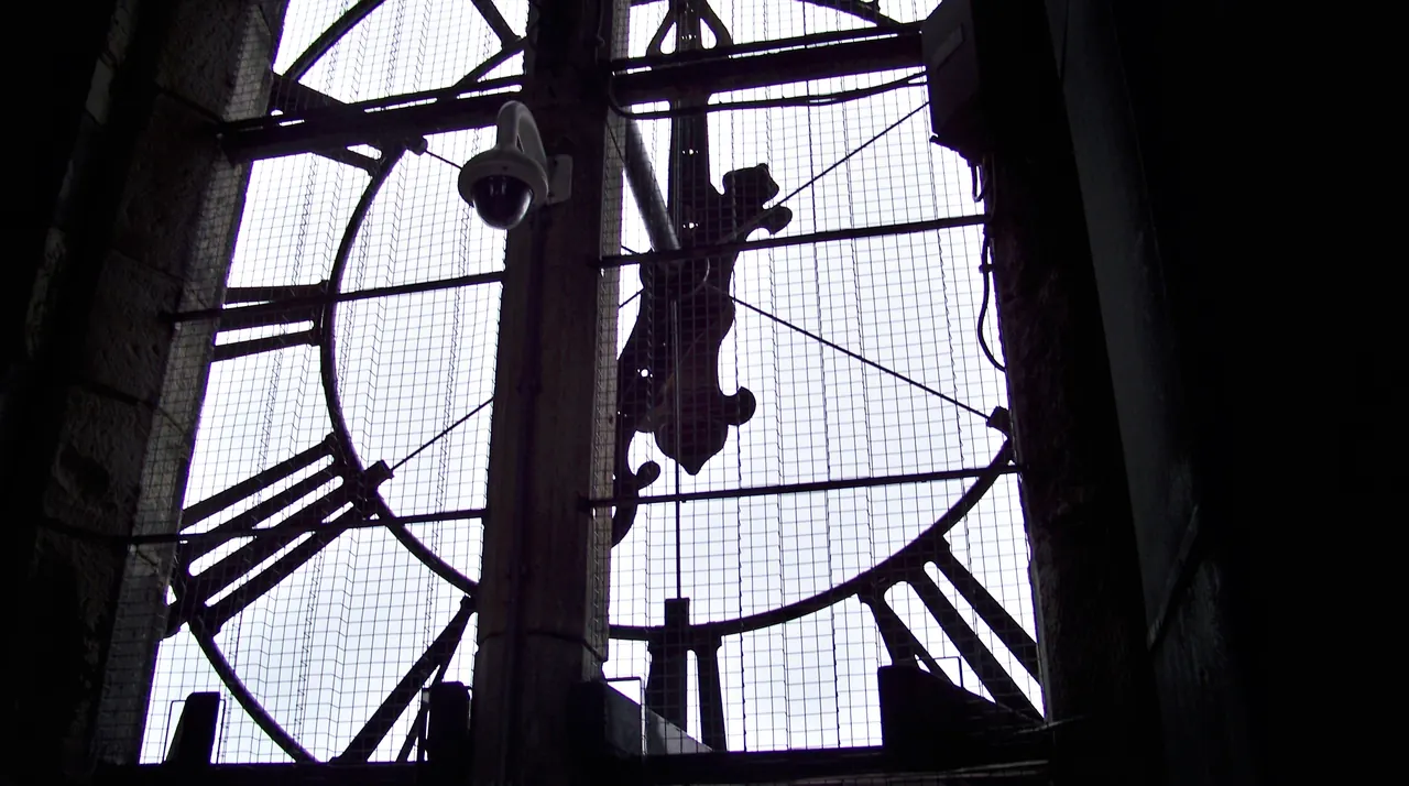Het uurwerk van de Martinitoren, van binnenuit gezien.