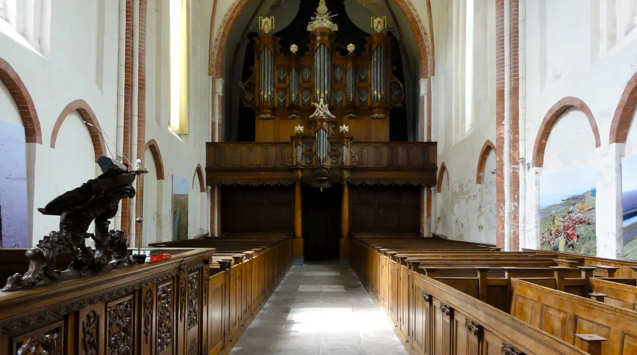 Het interieur van de kerk van Noordbroek met het Arp Schnitger-orgel.