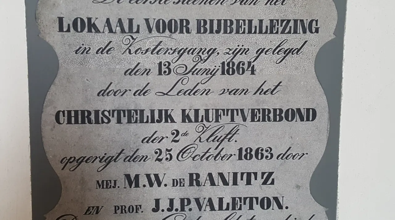 Een gedenksteen met ingehakte tekst in de Martinikerk in Groningen.