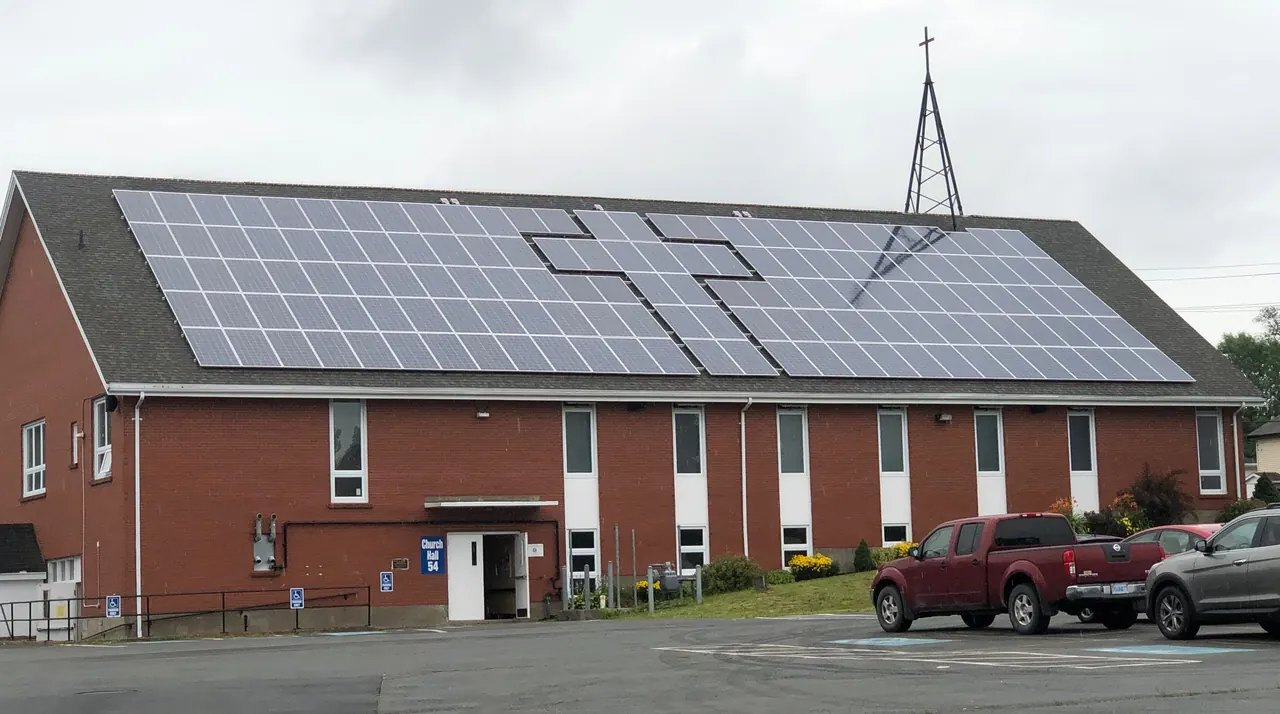 Zonnepanelen in de vorm van een kruis op het dak van een kerk.