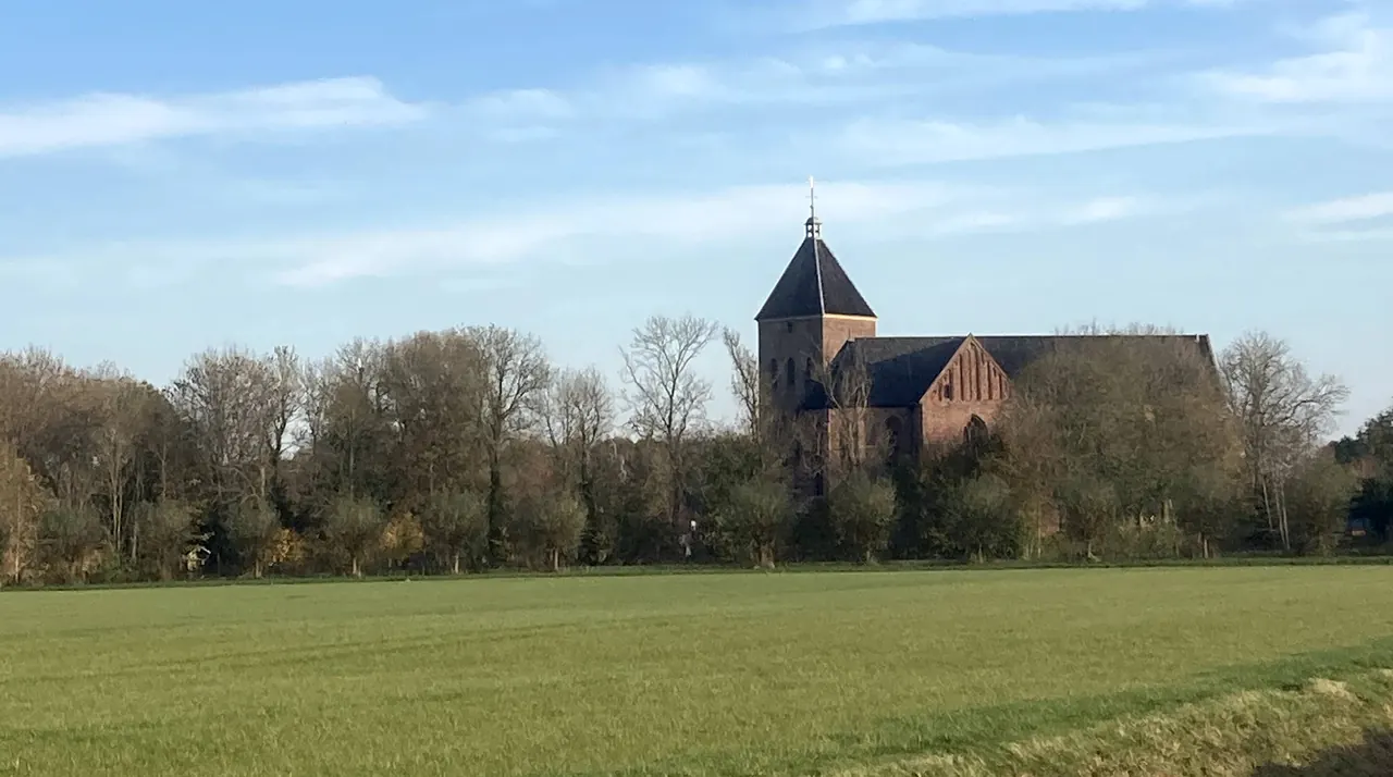 De Jacobskerk in Zeerijp, gezien over het weiland.