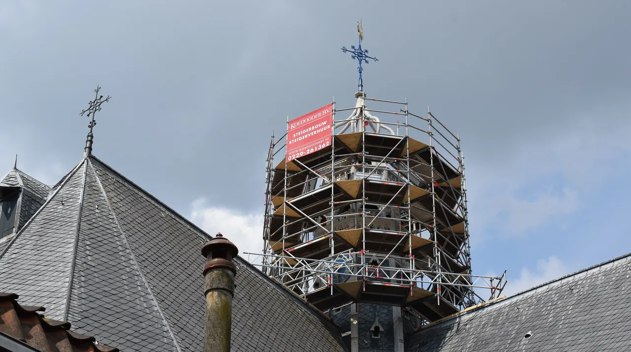 Een kerktoren in de steigers in Hoorn op Terschelling.
